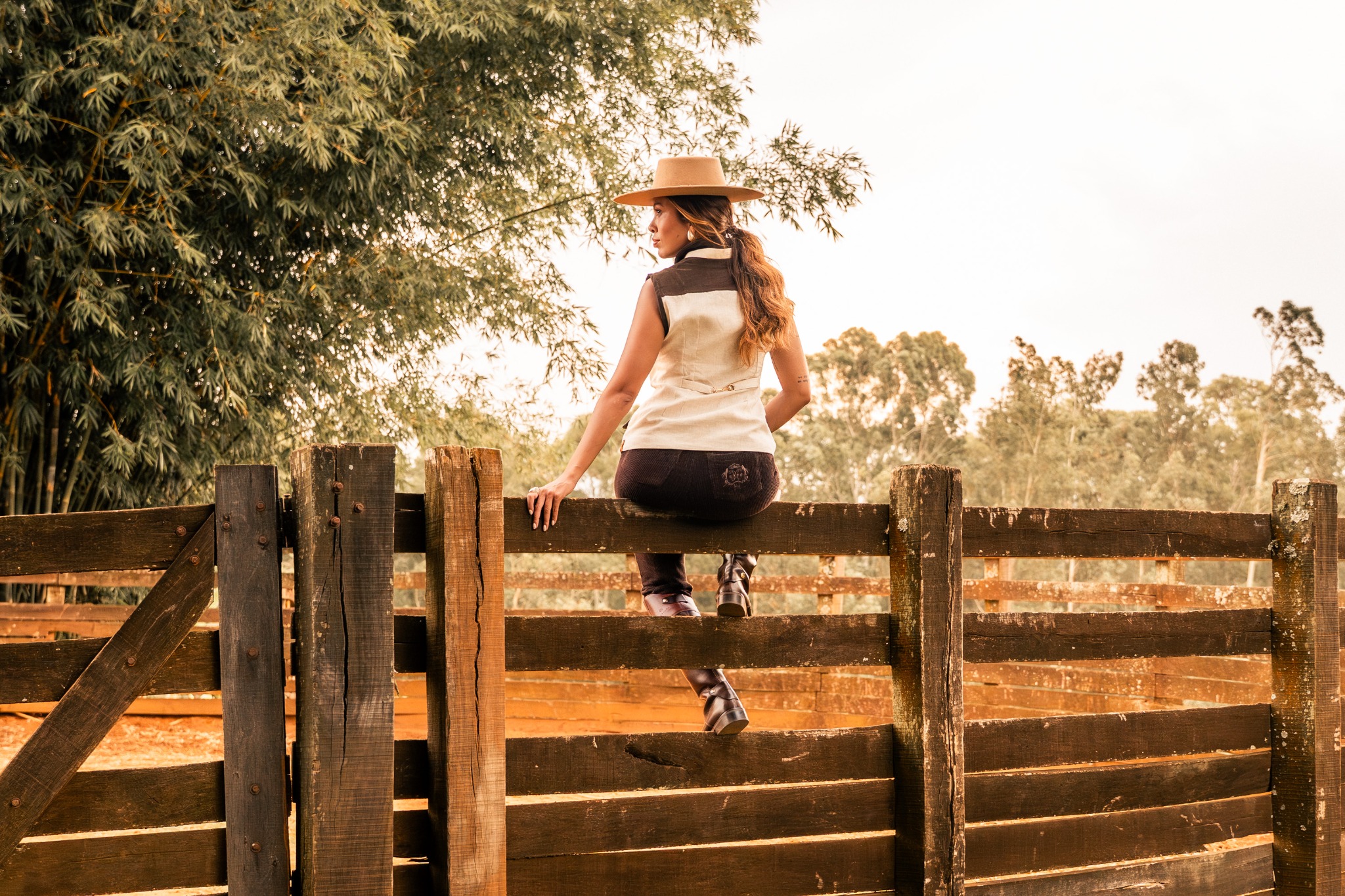 Modelo da coleção Verão Malacara em cenário rural