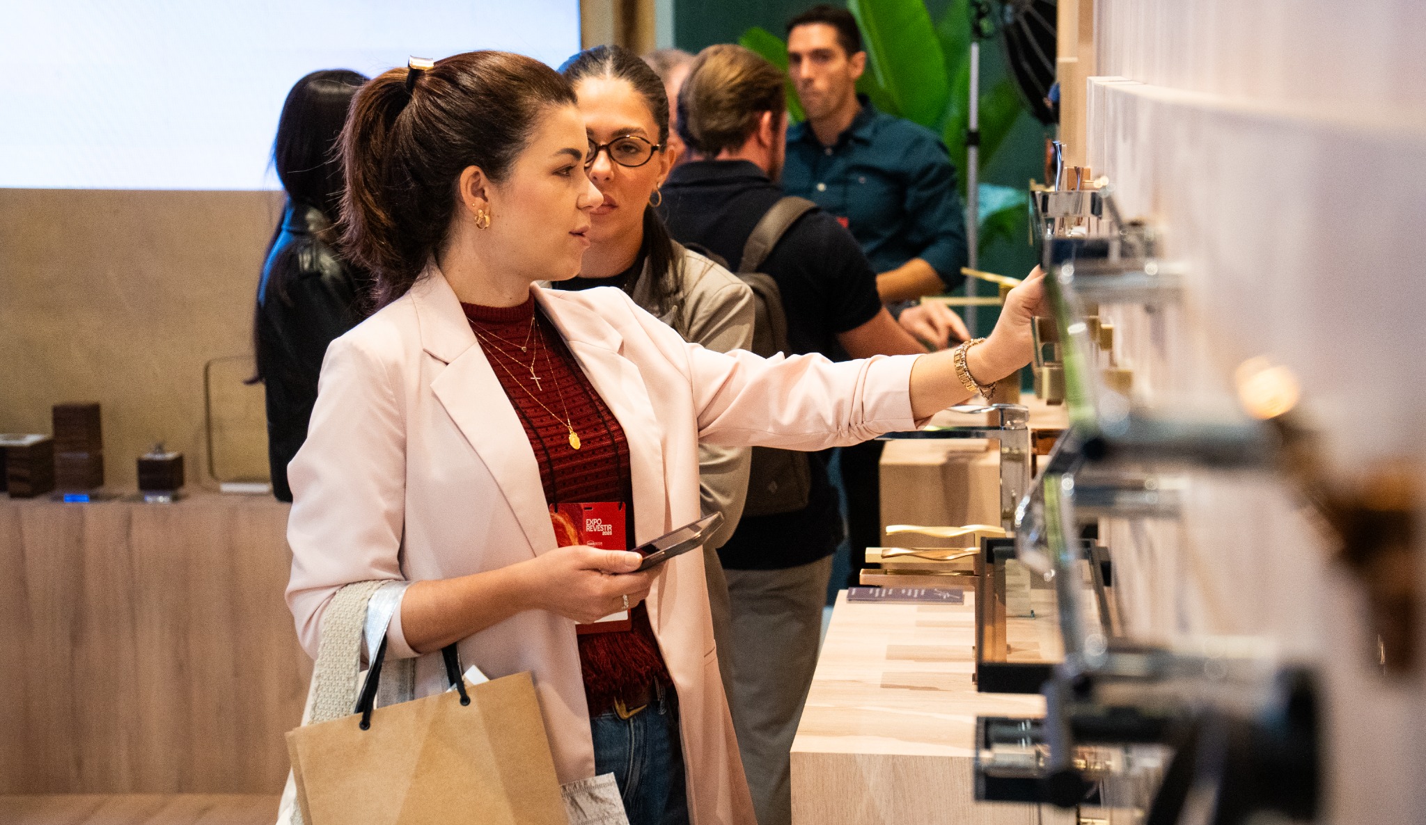 Visitantes conhecendo os produtos da Zen Design